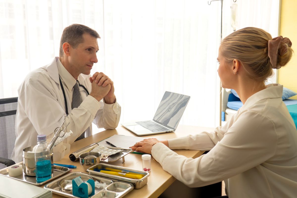 imagine cu un medic explicând unei paciente câte zile de concediu medical poate da medicul specialist
