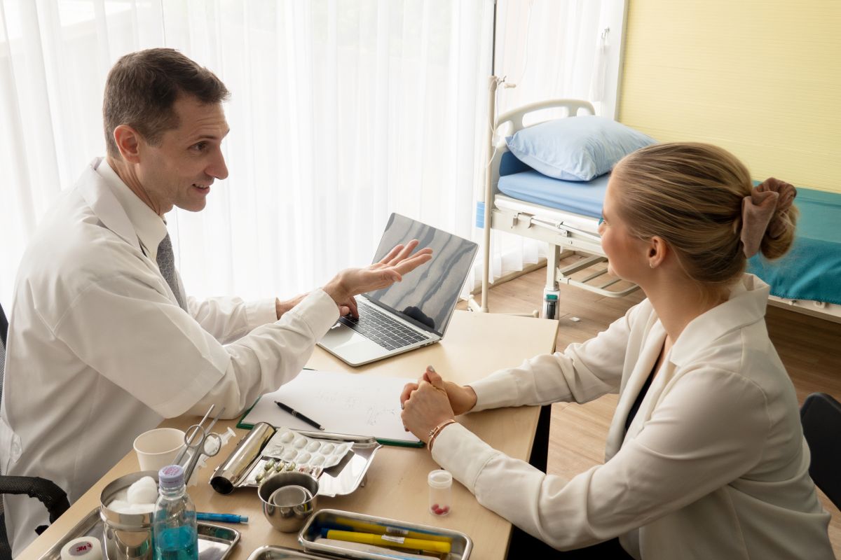 medic explicând unui pacient câte zile de concediu medical poate da medicul de familie