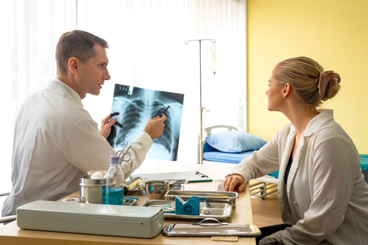 medic explicând unui pacient ce se întâmplă dacă depășești 90 zile concediu medical​ 