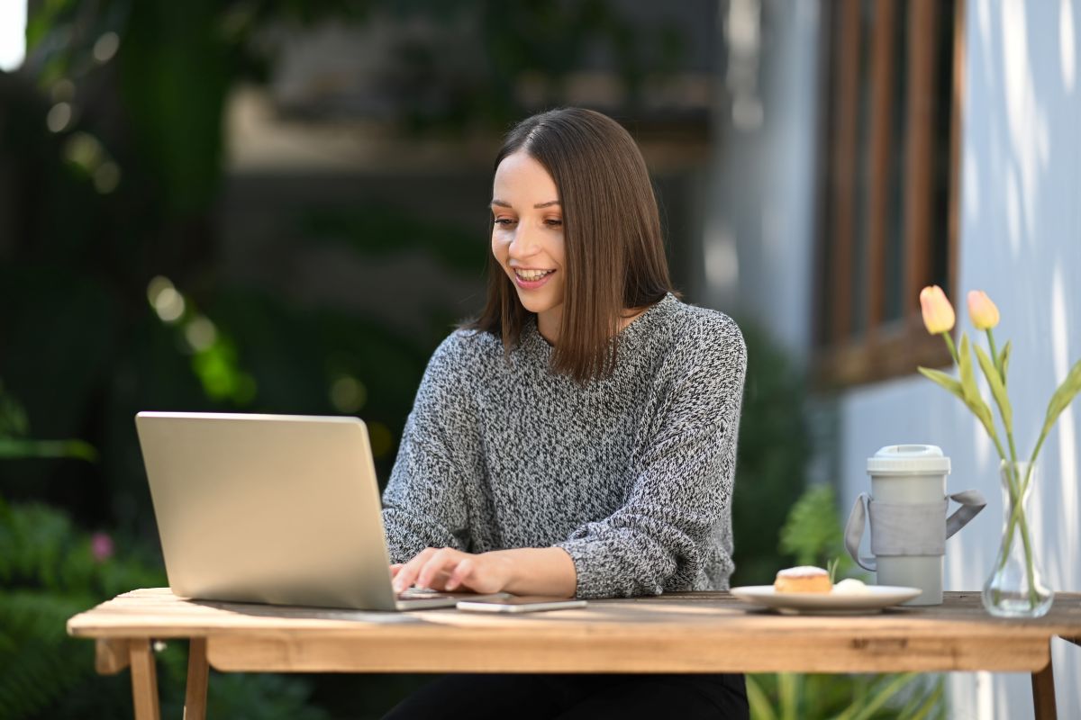 young woman spring cleaning in the hriflow app